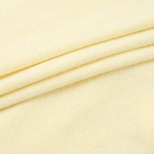 Dettaglio del tessuto a maglia giallo chiaro con trama orizzontale e materiale morbido