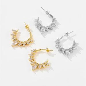 Irregular C-shaped earrings in gold and silver finish with sparkling cubic zirconia