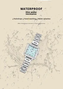 Vue détaillée de la montre carrée argentée étanche avec cadran bleu clair et éclats d'eau