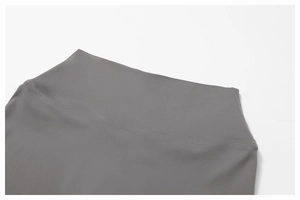 Dettaglio dei leggings yoga a vita alta grigio scuro con cuciture piatte rinforzate