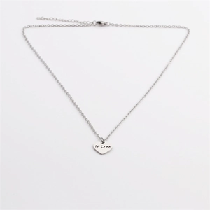 Collier minimaliste en argent avec pendentif cœur gravé M♥M cadeau pour mère