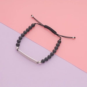 Détail du bracelet ajustable en perles d'agate noire mate et plaque en acier inoxydable