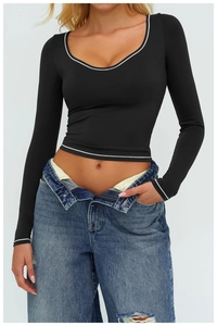 Dettaglio del top da yoga nero slim fit con cuciture bianche a contrasto e scollo a U