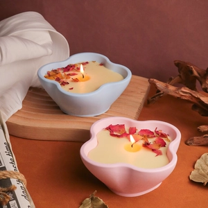 Portacandele a forma di petalo rosa e blu pastello con fiori secchi in ambiente caldo