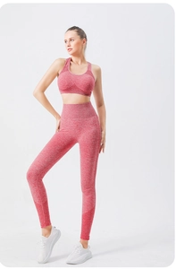 Détail d'un ensemble leggings de yoga taille haute sans couture et brassière rouge chiné