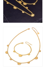 Makrodetail des goldenen Sonnenstrahl-Anhänger-Sets mit glatter Panzerketten-Optik
