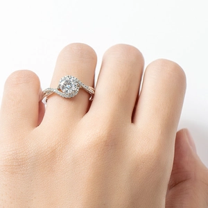 Elegante anello in argento S925 con moissanite rotonda e design a fascia ritorta lucida