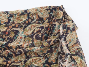 Gros plan sur l'imprimé paisley du jupon avec détail de fermeture éclair invisible
