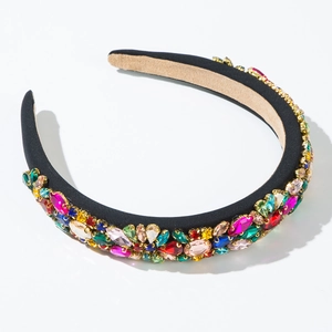 Détail de strass colorés sur serre-tête large en velours noir avec doublure