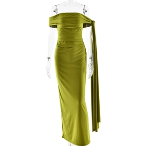 Détail de la robe olive à épaules dénudées avec poitrine plissée et long ruban flottant