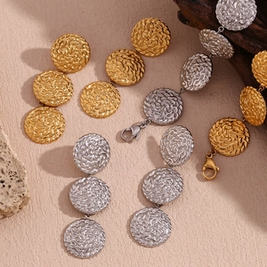 Geometrische sieradenset met gehamerde ronde hangers in 18K goud en zilver finish