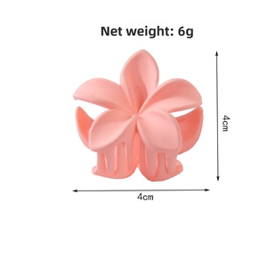 Detail of a 4cm pink flower hair claw clip with dimensions and 6g weight on white background
