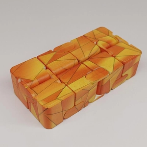 Vista macro dell'Infinity Cube con motivo geometrico arancione e giunti in plastica