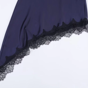 Elegantes lila Satinkleid mit asymmetrischem Schnitt und schwarzer Wimpernspitze am Saum