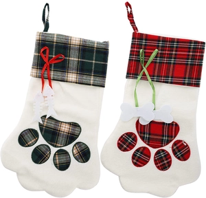 Détail de chaussettes de Noël en forme de pattes à carreaux rouge et vert avec breloques