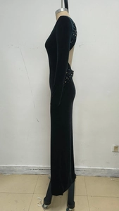 Dettaglio dell'elegante scollatura sulla schiena con strass sull'abito da sera in velluto