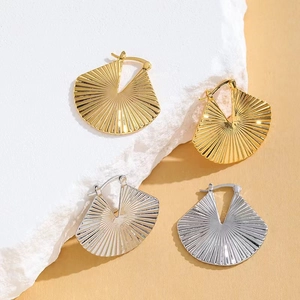 Επίχρυσα 24k και επασημωμένα σκουλαρίκια βεντάλια με ανάγλυφο σχέδιο λέιζερ