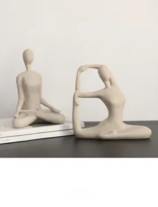Dettaglio della trama in arenaria naturale e delle pose yoga per un arredamento zen