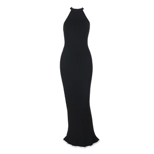 Detailansicht eines schwarzen Bodycon-Maxikleides mit markantem weißem Wellensaum-Besatz