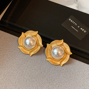 Detailansicht der Vintage-Ohrstecker aus Gold mit Perlen und strukturierten Blüten