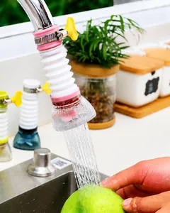 Dettaglio del filtro estensibile per rubinetto con pietre rosa antigoccia per la cucina