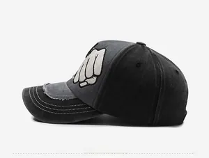 Vue latérale de la casquette de baseball en denim gris foncé avec broderie poing vintage
