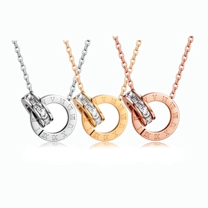 Détail de bagues romaines entrelacées avec zircons en argent, or et or rose sur fond blanc