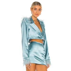 Ensemble satiné bleu clair deux pièces avec haut à plumes et jupe courte taille haute