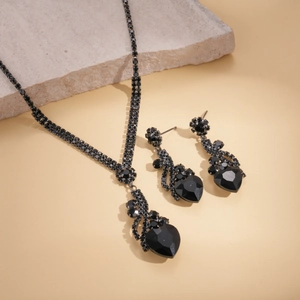 Détail de la parure collier et boucles d'oreilles vintage avec cœurs noirs
