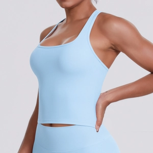 Détail de débardeur de sport bleu clair en tissu brossé à séchage rapide pour yoga