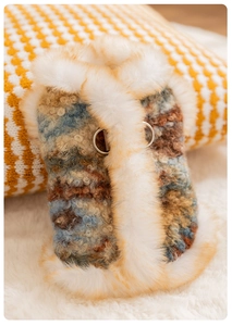 Detail der Fair-Isle-Strickweste für Haustiere mit Pelzbesatz und doppelten D-Ringen