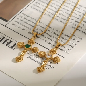 Collier croix en acier inoxydable doré avec motif rose et zircon en cœur