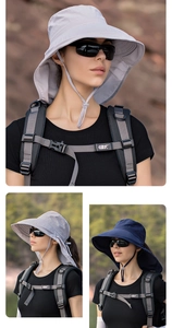Détail d'un chapeau de soleil extérieur avec large bord et cordon réglable en gris et marine