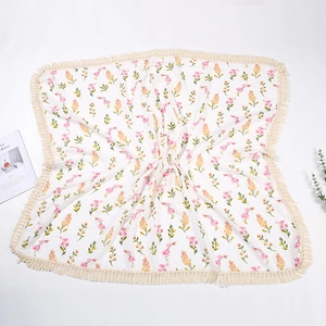 Copertina neonato in mussola di cotone floreale con eleganti bordi a nappe beige