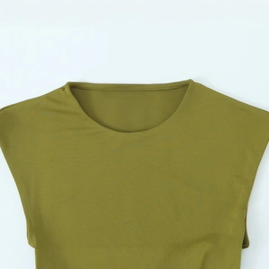 Abito lungo in maglia verde oliva senza maniche con scollo rotondo e design traforato chic