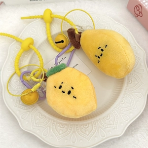 Détail de breloques fruits en peluche jaune avec sangle silicone et mousqueton violet
