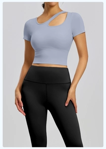 Dettaglio del top da yoga celeste con intaglio e leggings fitness neri a vita alta