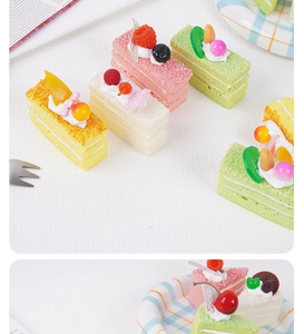 Détails de squishies gâteaux mousse colorés avec fruits réalistes sur une assiette à carreaux