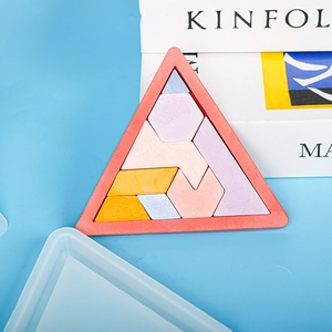 Macro di blocchi puzzle geometrici colorati in uno stampo triangolare di silicone rosso