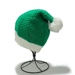 Cappello di Babbo Natale in maglia verde con grande pompon bianco e polsino