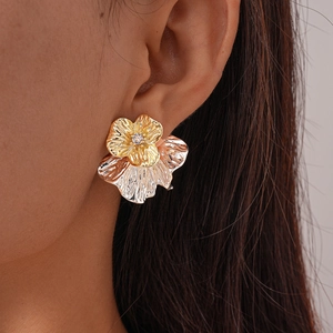 Metallische Blumenohrringe mit zweifarbigen Blütenblättern und Zirkon am Modell