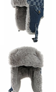 Détail du chapeau trappeur en denim bleu avec doublure en fourrure et motif à carreaux