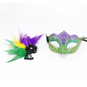 Détail du masque de mascarade violet et vert avec accessoire en plumes et paillettes dorées