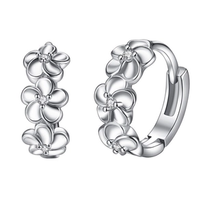 Boucles d'oreilles camélia en argent avec trois zircons pour un look floral élégant