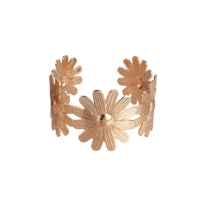 Bracelet jonc ouvert à motif marguerite en métal doré avec des détails floraux texturés