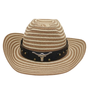 Chapeau de cowboy en paille rayé avec bande en cuir noir et badge de tête de taureau