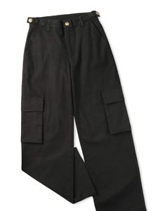 Detail der schwarzen Cargo-Jeans mit hoher Taille, großen Pattentaschen und Metallknöpfen