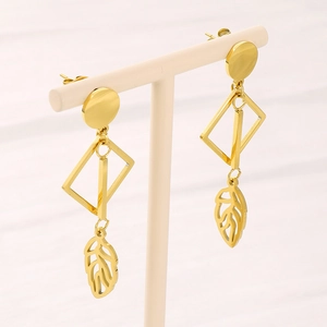 Minimalistische goldene geometrische Tropfenohrringe mit Rautenform und Blattanhänger Design
