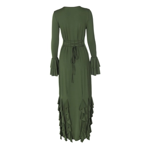 Détail de la robe vert foncé avec laçage à la taille et ourlet à volants étagés