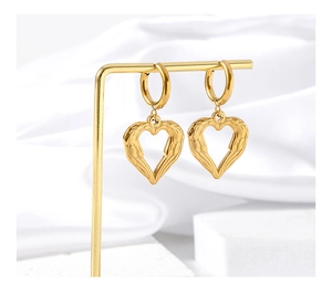 Détail de boucles d'oreilles cœur en or 18K avec texture plumes sur support doré